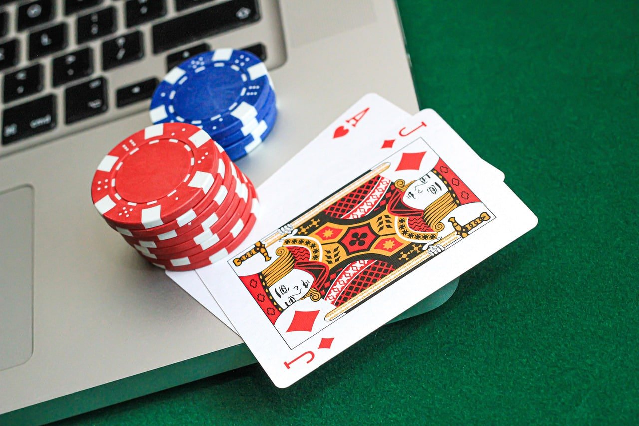 Spin controls and paytable display